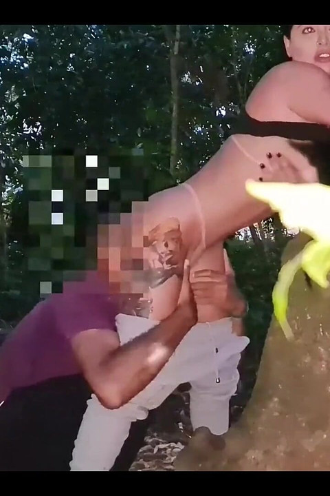 Upoznao sam pratitelja u Bosque Maia u Guarulhosu i otišli smo se jebati usred šume!
