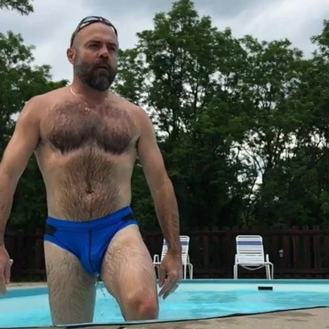 Daddy en camara lenta saliendo de la piscina