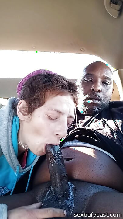 Puta callejera sucia está bebiendo mi semen para el desayuno. MILF