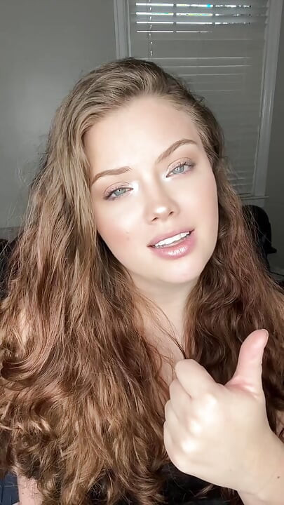 MILF Domina in leer hoert haar sissy-jongen uit in een rollenspel