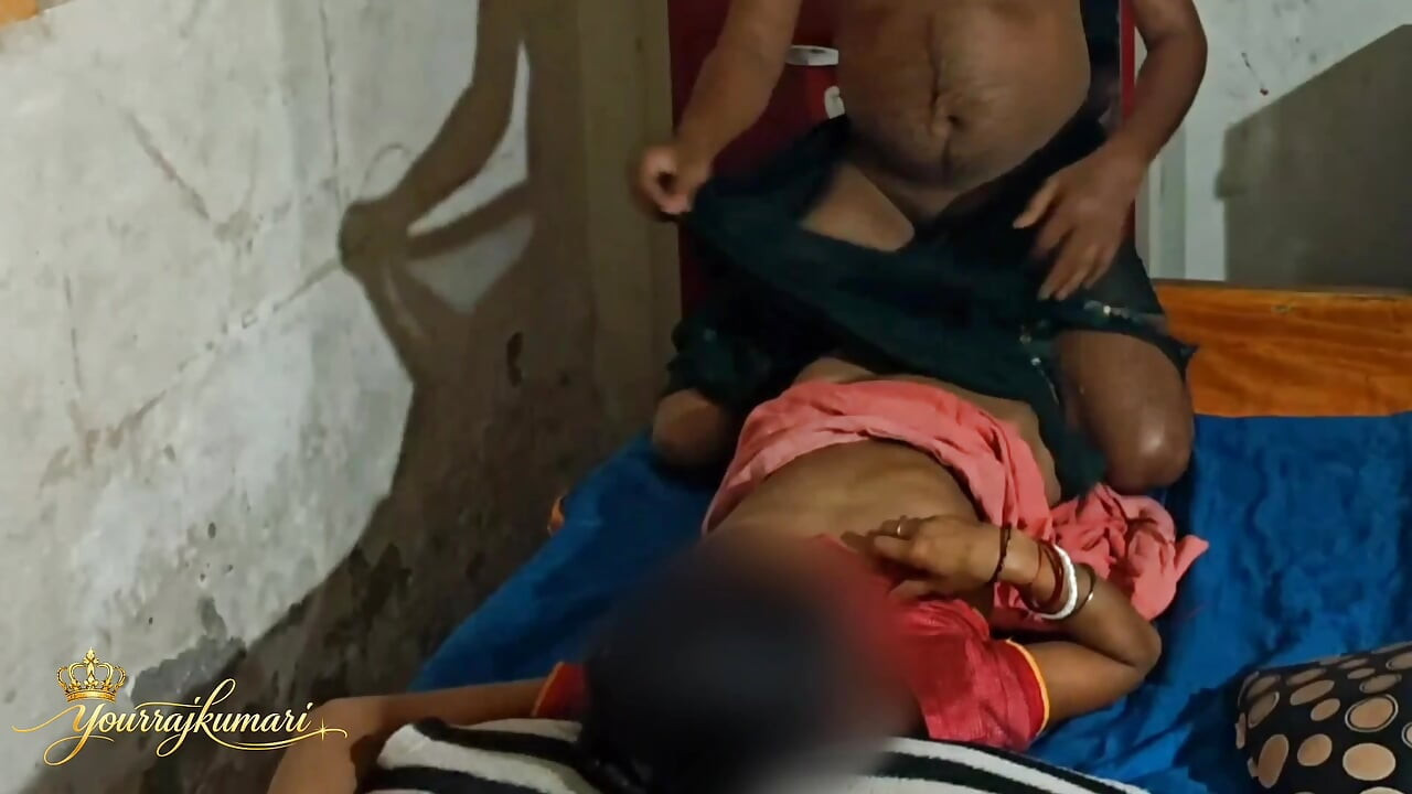 Suamiku berbagi aku dengan temannya untuk ke-2 kalinya. Istri desi India disetubuhi oleh teman