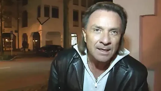 Junges rothaariges mädchen mit schönem körper lutscht den schwanz des freundes des stiefvaters im hotelzimmer