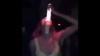 Chica hace garganta profunda con un consolador iluminado realmente enorme