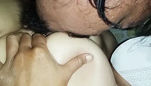 Fışkırtana kadar amcığını yalıyor