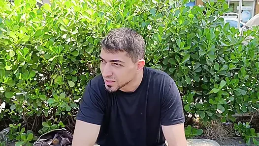 Üvey oğlunun meydanda araba yolculuğuna çıkmasını bekliyordu.
