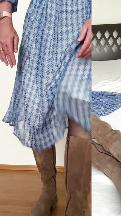 Te espero en un vestido azul sobre la cama