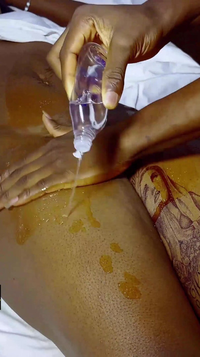 Došla je na vruću masažu pičke i dobila ogroman kurac | Isječak 1