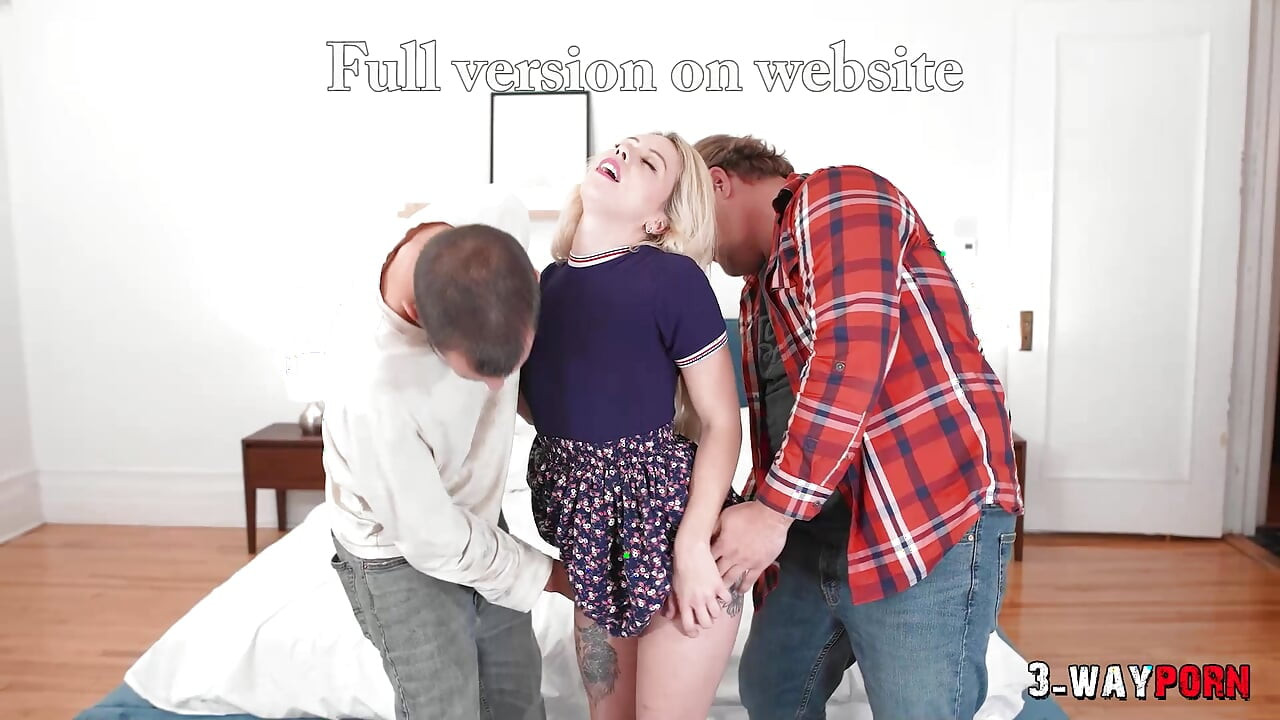 3-Way Porn - drobna blondynka nastolatka dostaje nieailed w dupę i DP w trójkącie