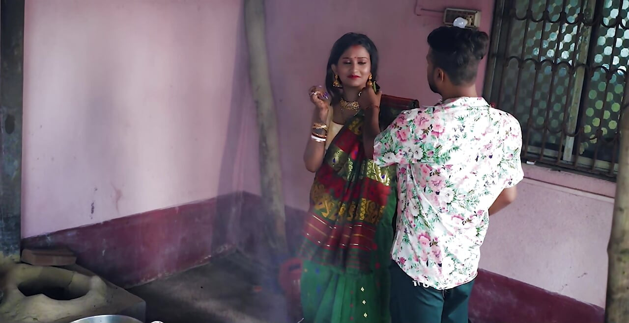 Step son ke samne hi uski step mother ko chod diya