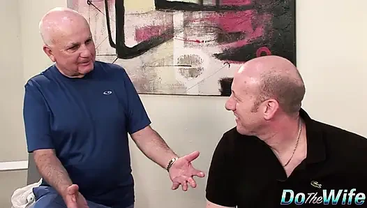 Замужняя милфа Mahina Zaltana трахается с ебарем с большим хуем