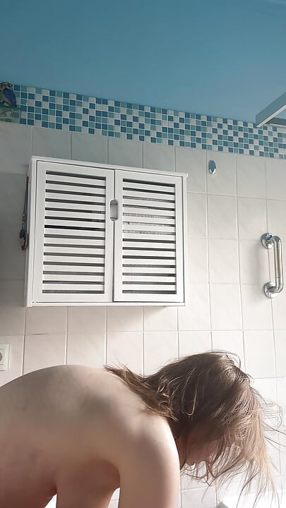 Kencing di dalam tab mandi
