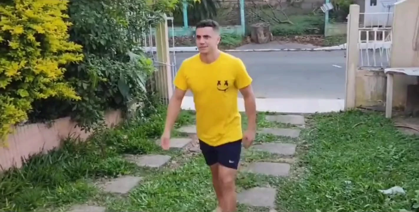 Kocam çimleri biçerken ve pencerede benimle konuşurken bir arkadaşıma verdim