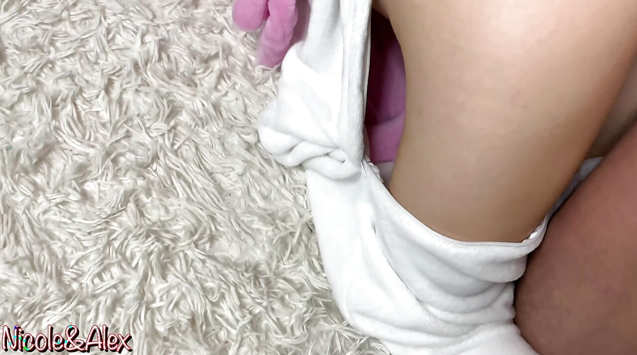 Kakak tiriku nggak bakal ngebiarkan aku main game console. Fucked Me