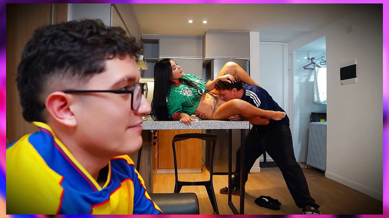 De cuckold-vriend ontdekt dat zijn vriend met zijn vriendin heeft geneukt terwijl ze keken