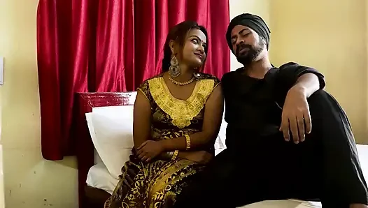 Hintli bir kamyon şoförü eve geldi ve karısını sert sikiyor
