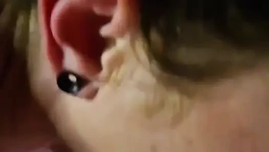 Cewek seksi bertato rambut cokelat ini dientot habis-habisan sampai telan sperma hangatnya