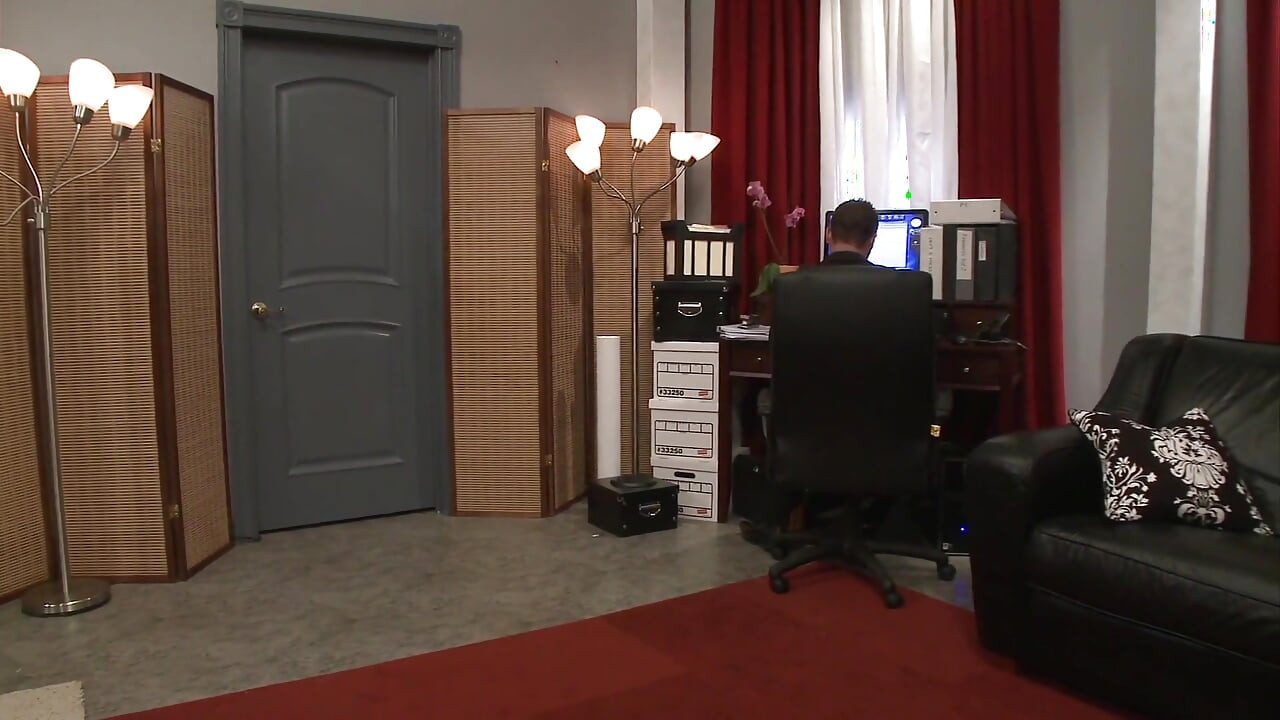 Rondborstige blonde hoer berijdt pik voordat ze het sperma proeft
