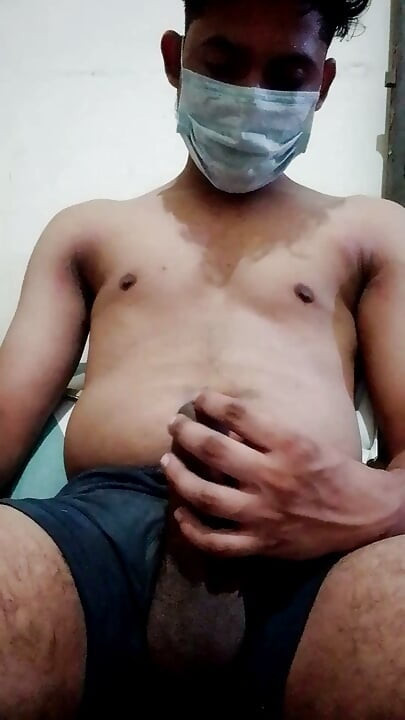 Ek ladka apne hathon se hasthmathun karta hua