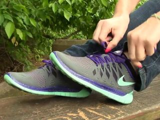 Новая модель в загородном классе Nike, игра с обувью