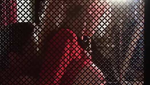 Bu günahkar için itiraf kabininde sikişiyor