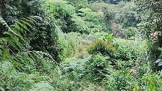 Un jeune ranger magnifique se masturbe et jouit dans la jungle, pendant qu’il reste derrière ses compagnons