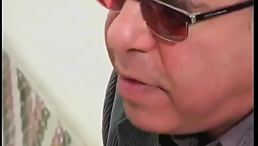 Esmer orta yaşlı seksi kadın ve mini etekli sarışın yaşlı bir adamla sert üçlü seks yapıyor
