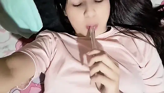 Nanny masturbiert und zeigt ihre nassen tangas