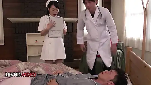 Японская медсестра Ui Kinari доставляет горячее оральное удовольствие перед интимным экшеном