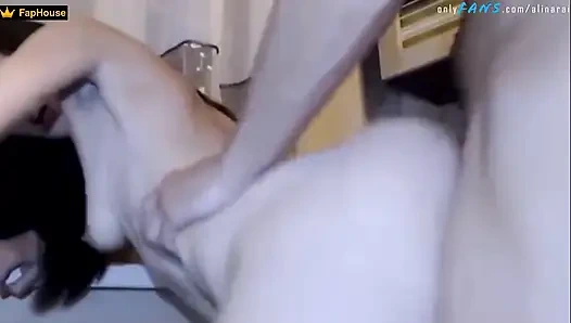 Üvey baba güzel üvey kızını pencerede sert sikiyor