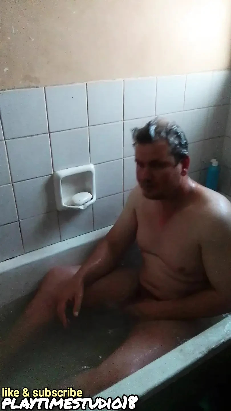 Un mec sexy joue avec une bite et un cul dans la baignoire pour papa, vraie conversation coquine pour obtenir les fans