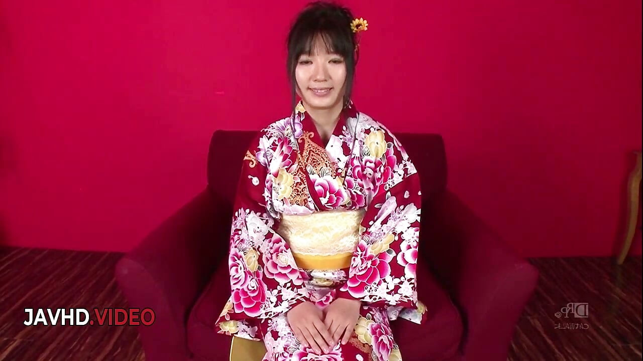 Chiharu en kimono da una mamada japonesa y se la follan duro