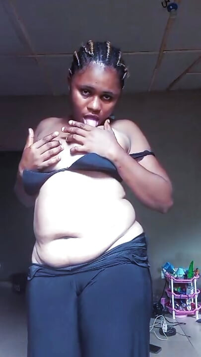 Rapazinha nigeriana a esguichar em direto na live