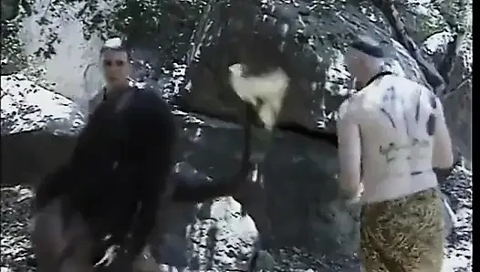 Ateşli zenci piliç beyaz yarağı götünü sallıyor