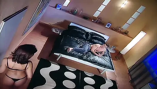 Мой любовник любит член в ее заднице.