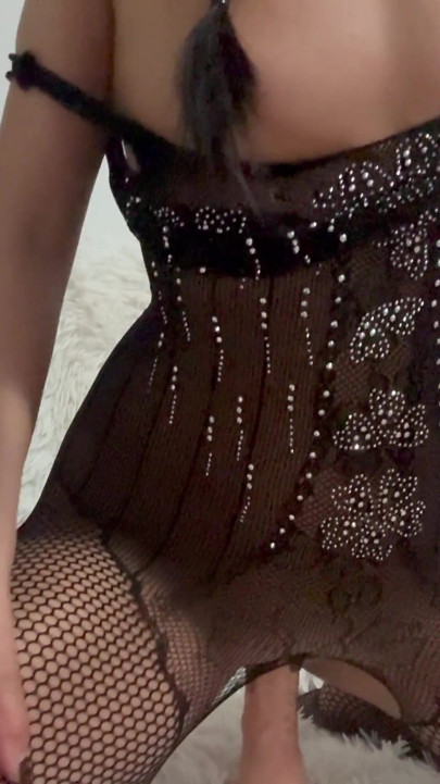 Ateşli bodystockings takım elbiseli vibratörle fışkırtana kadar mastürbasyon yapıyor