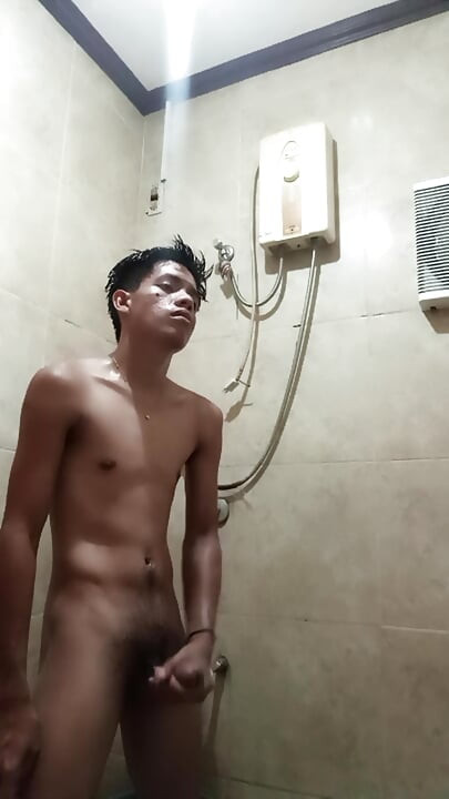 La branlette torride dans la nature de Twink Jameson et jeu sous la douche savonneuse