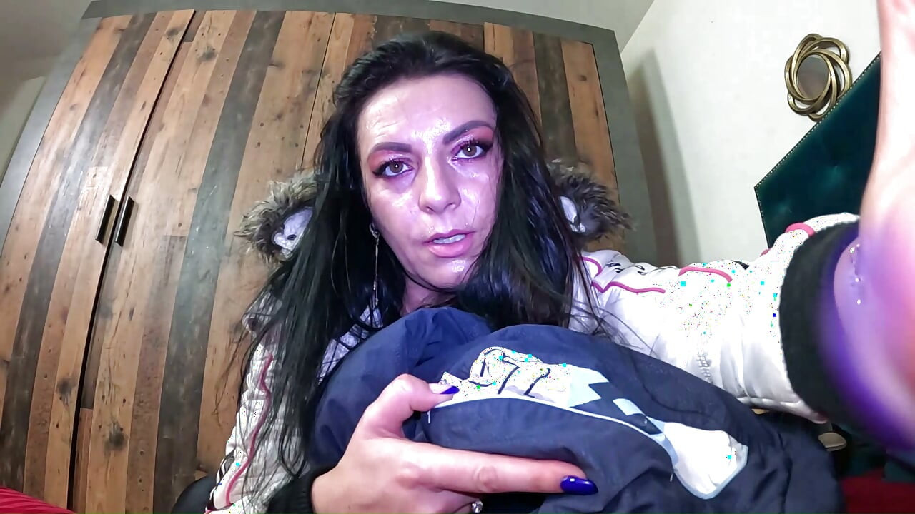 Fetiche de downjacket de doble brillo. Body de milf, provocación y masturbación