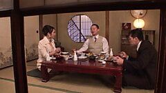 Familiediner geëscaleerd! Japanners vergeten hun manieren en knallen in een trio!