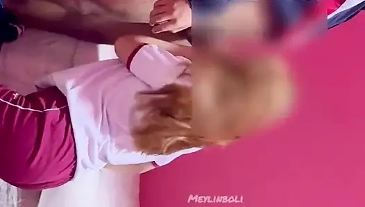 Студентка подкралась из колледжа со своим бойфрендом