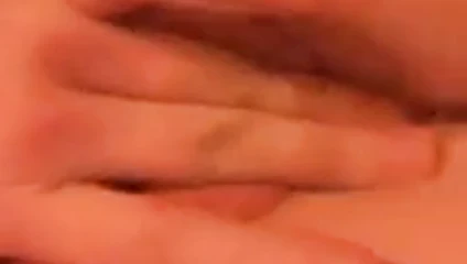kız arkadaşı oynuyor