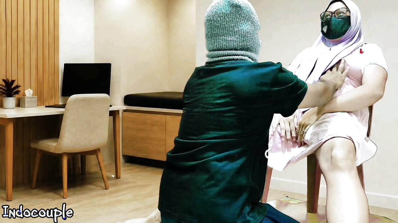 Istri nakal berhijab ini ngebiarin bosnya jilat memek beceknya di kantor