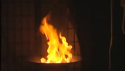 Schlampe von ihrem dom auf dem tisch benutzt