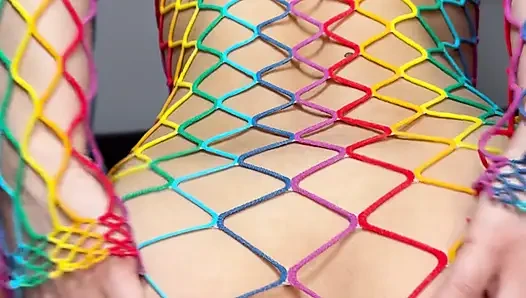 PELACUR TERANGSANG DENGAN GAUN JARING-JARING MENUNJUKKAN KETERAMPILANNYA DARI SEMUA SISI. SEKS ANAL. SEPONG KONTOL. Video resolusi 4K
