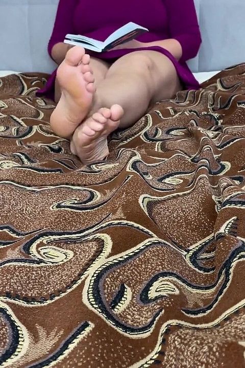 Membaca Buku Dengan Kaki Terbentang Dalam Seluar Dalam Putih, Terutamanya Untuk Fetishist