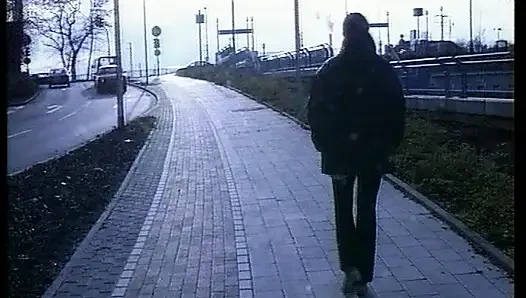Розовый дилдо делает горячую немецкую крошку счастливой