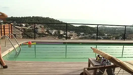 Yesenia latina am schwimmbad