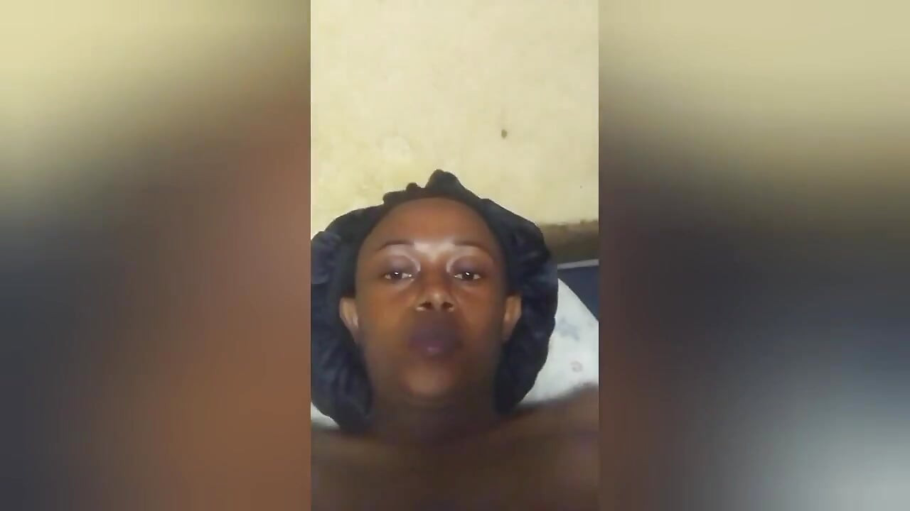 Edepsiz kaltak vücudunu amını ve göt deliğini gösteriyor