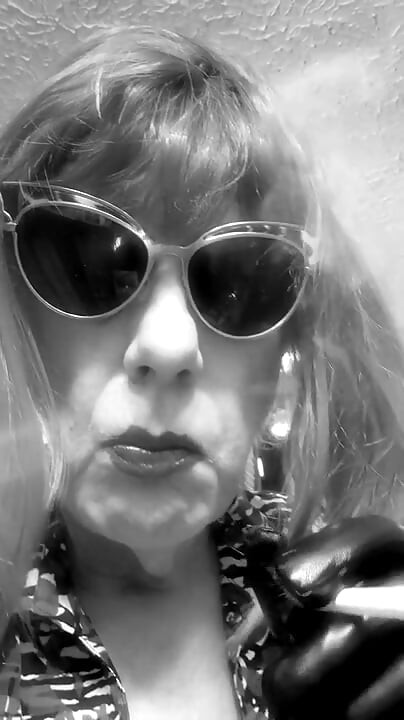 SMOKING VS120 MENTHOLS IN THE BATHROOM - PINK WIG, BLACK GLOVES