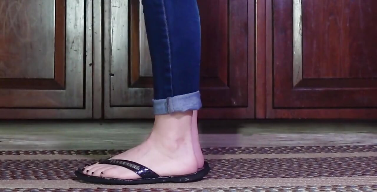 Je sais que tu bats ta bite au son de ces vieilles tongs déchirées