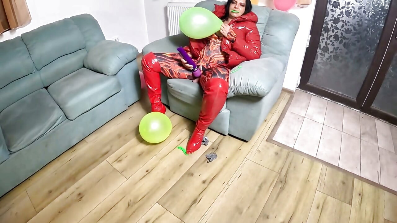 지배적 인 빨간 다운 재킷 밀프 풍선 굴욕. 발기 실패, 큰 딜도 타기와 터지는